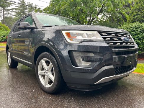 Used 2017 Ford Explorer XLT w/ Equipment Group 202A AWD/4WD image 4