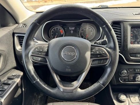 Used 2019 Jeep Cherokee Latitude Plus w/ Comfort/Convenience Group image 18