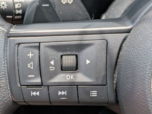Used 2024 Nissan Rogue S AWD/4WD image 23