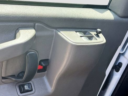 Used 2025 GMC Savana 3500 Extended RWD image 17