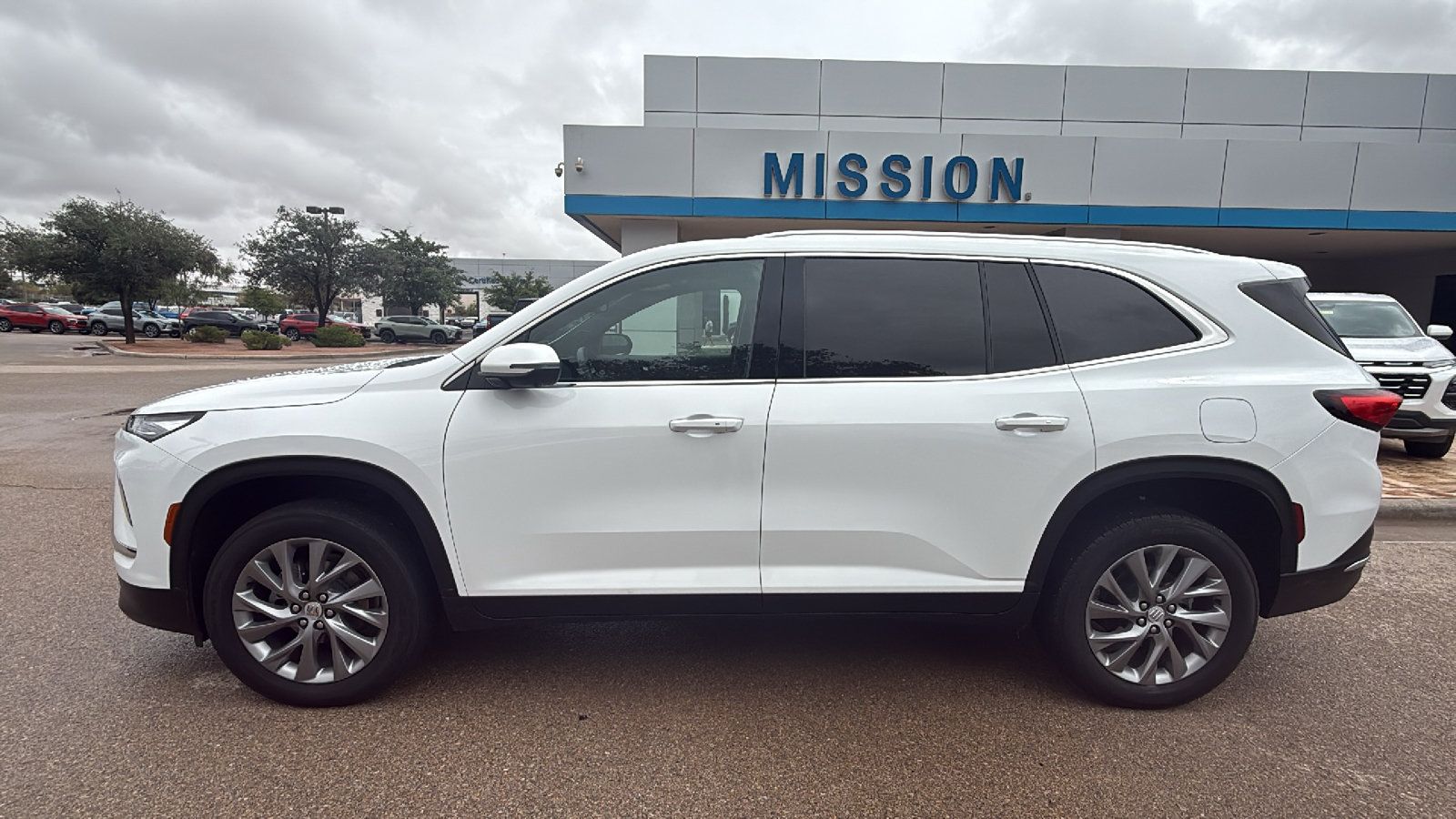 Used 2025 Buick Enclave Preferred AWD/4WD image 4