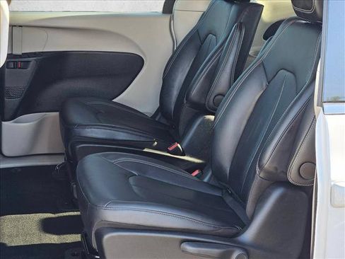 Used 2024 Chrysler Pacifica Limited FWD image 18