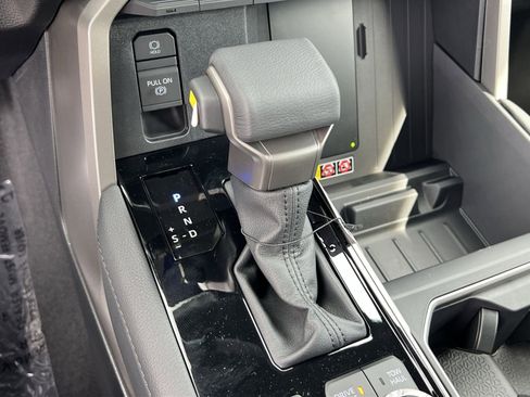 Used 2025 Toyota Tundra Limited AWD/4WD image 26