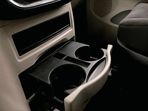 Used 2019 Dodge Grand Caravan SE FWD image 17