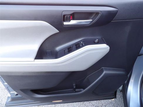 Used 2021 Toyota Highlander XLE image 11