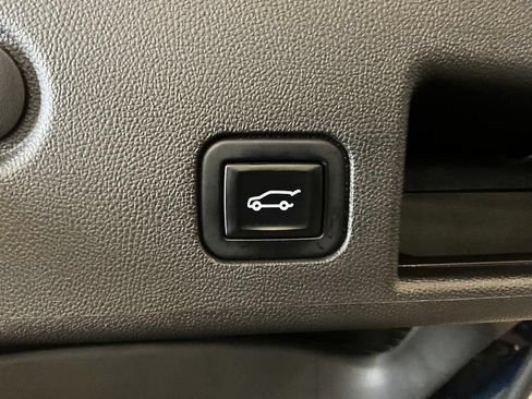 Used 2022 Chevrolet Equinox Premier AWD/4WD image 16