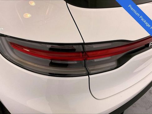 Used 2025 Porsche Macan AWD/4WD image 31