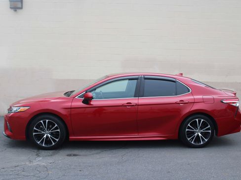 Used 2020 Toyota Camry SE image 3