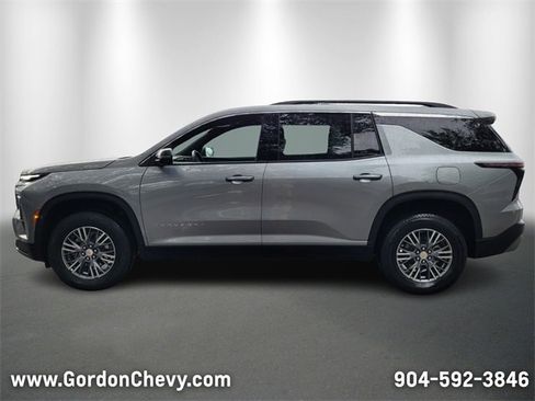 Used 2025 Chevrolet Traverse LT image 2