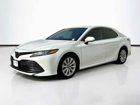 Used 2019 Toyota Camry LE image 3