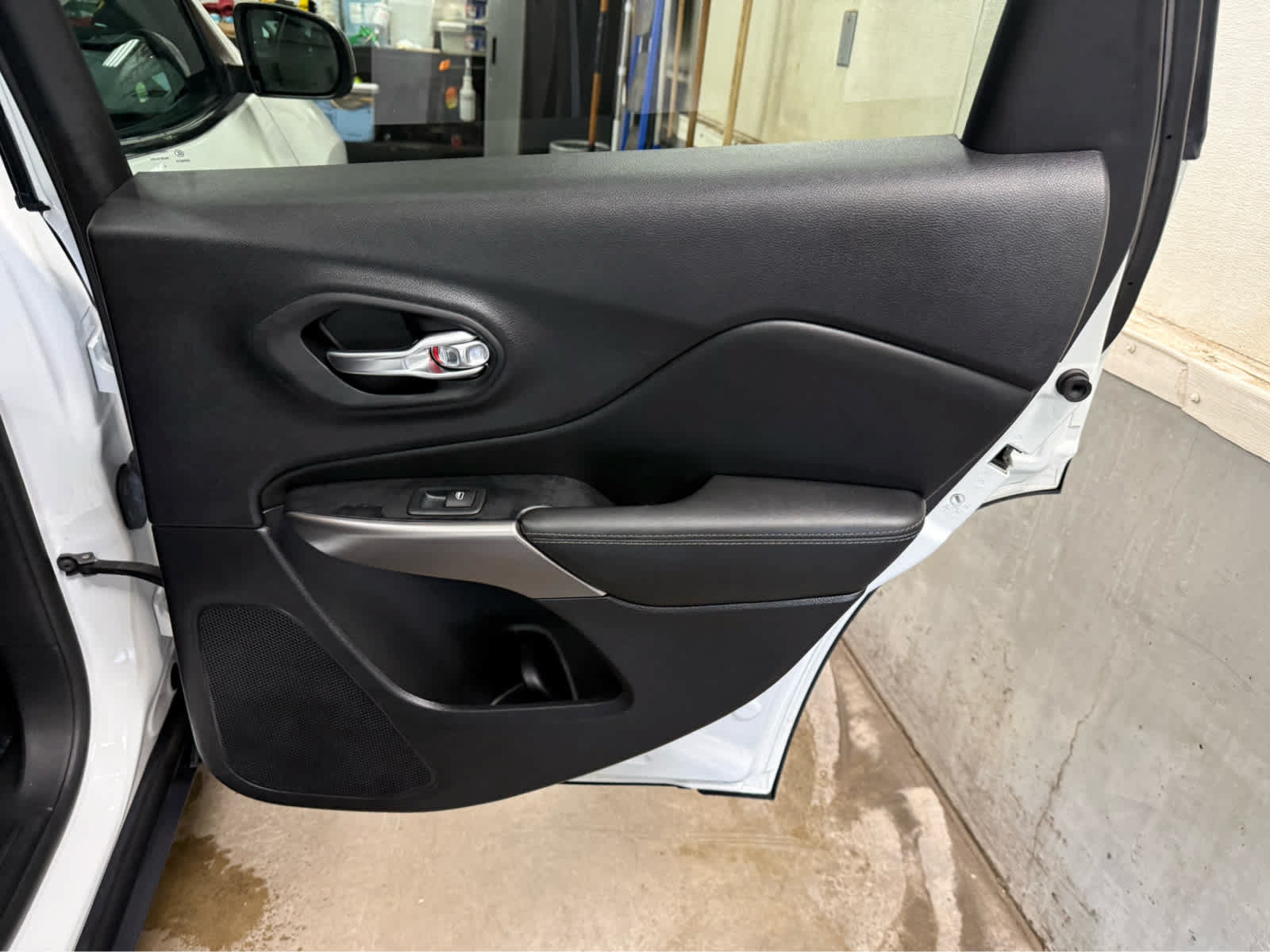 Used 2021 Jeep Cherokee Limited AWD/4WD image 28