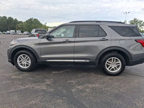 Used 2025 Ford Explorer Active AWD/4WD image 2