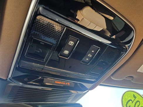 Used 2025 Land Rover Range Rover SE image 34