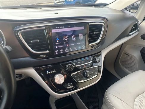 Used 2019 Chrysler Pacifica Touring-L Plus image 17