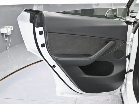 Used 2022 Tesla Model Y Long Range image 40