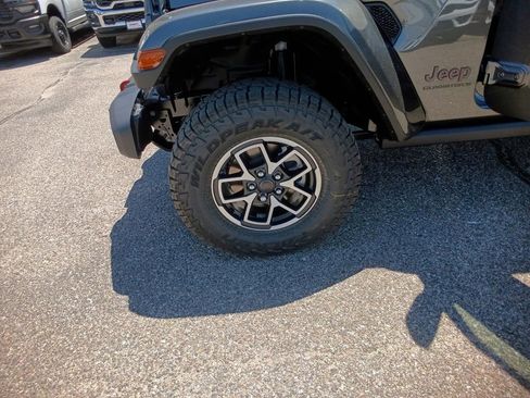 New 2025 Jeep Gladiator Rubicon w/ Convenience Group image 27