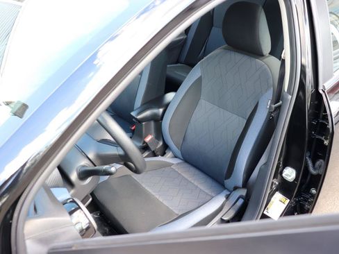 Used 2025 Nissan Versa SV FWD image 11