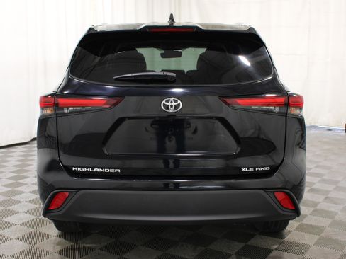 Used 2024 Toyota Highlander XLE AWD/4WD image 32