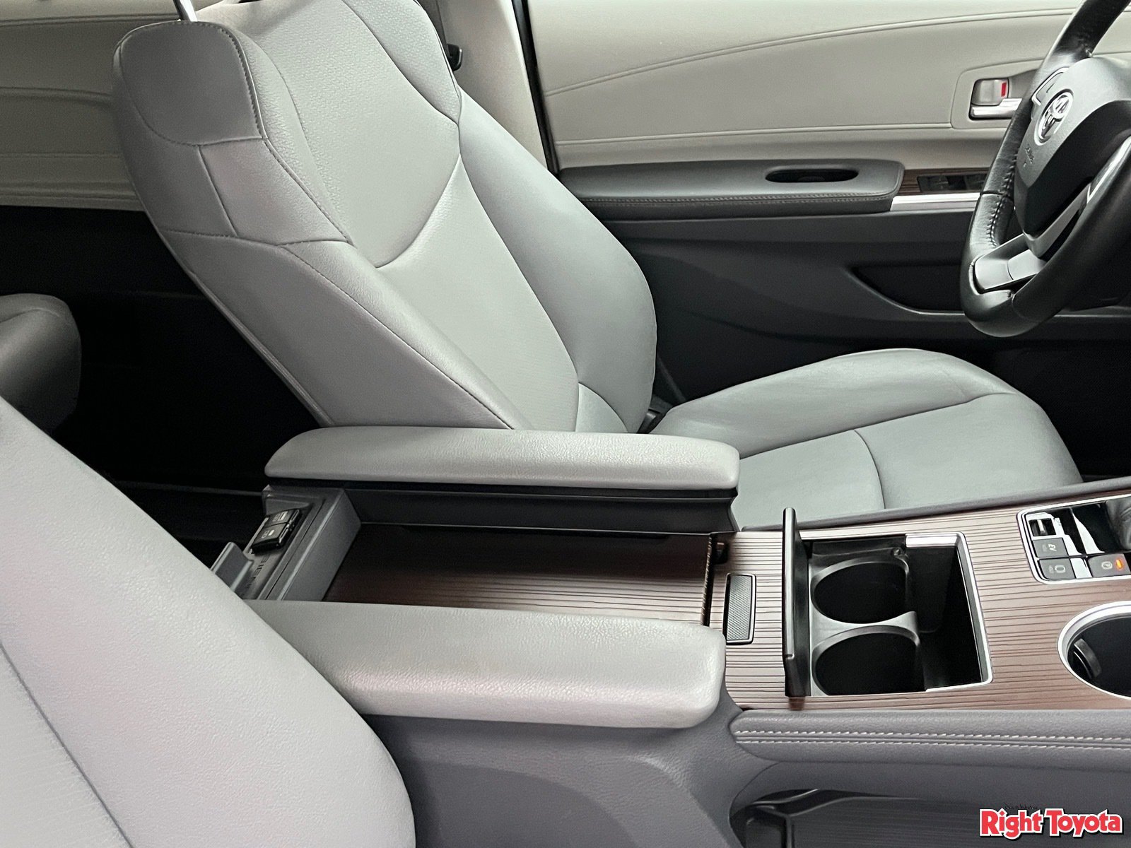 Certified 2024 Toyota Sienna XLE FWD image 14
