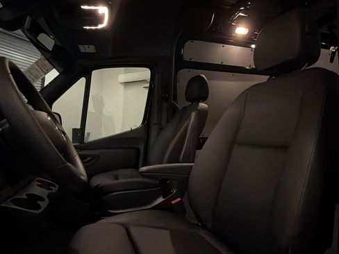 Used 2025 Mercedes-Benz Sprinter 2500 image 24