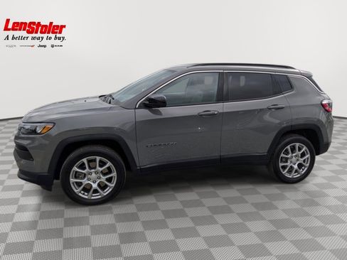 Used 2024 Jeep Compass Latitude AWD/4WD image 2