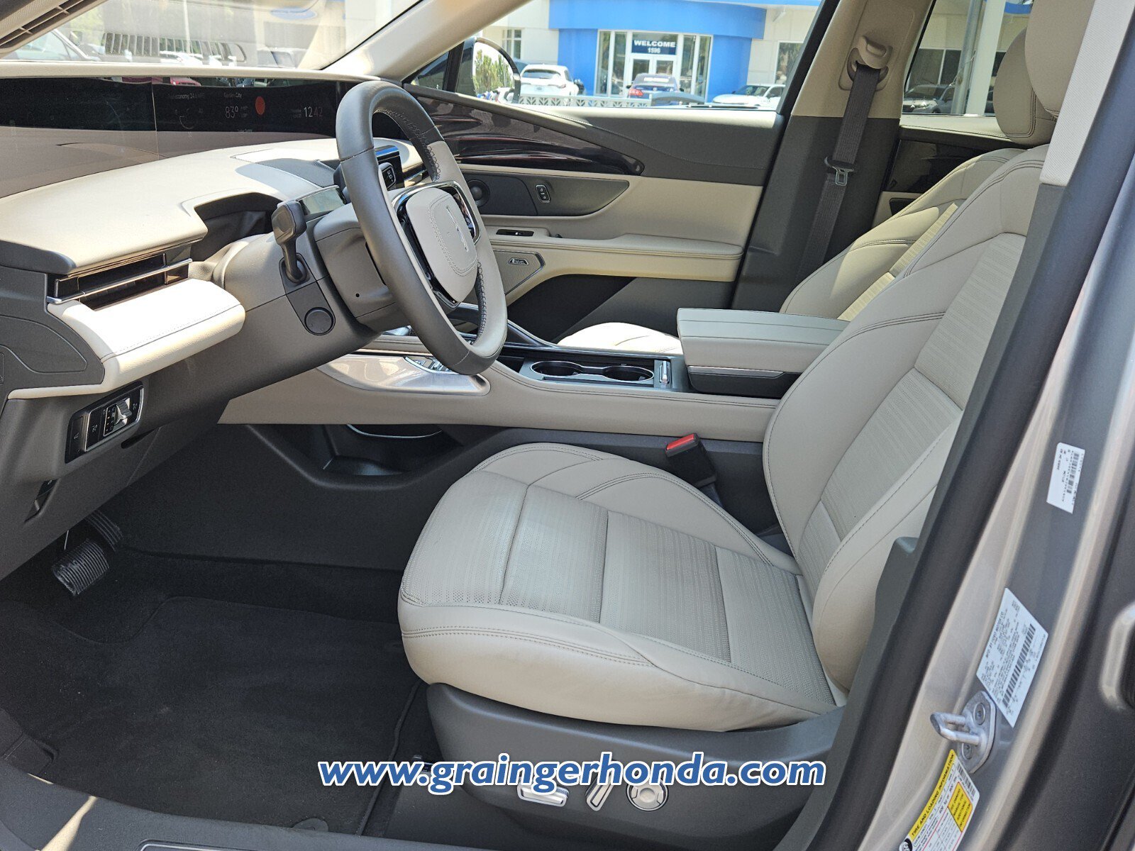 Used 2025 Lincoln Nautilus Reserve AWD/4WD image 10