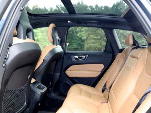Used 2018 Volvo XC60 T5 Momentum w/ Vision Package image 12