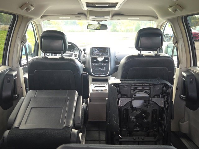 Used 2016 Chrysler Town & Country Touring FWD image 11