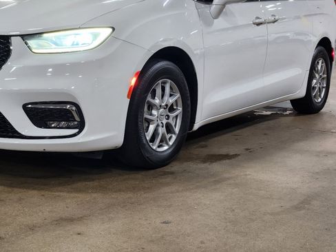 Used 2021 Chrysler Pacifica Touring FWD image 17