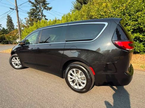 Used 2023 Chrysler Pacifica Touring-L AWD/4WD image 16