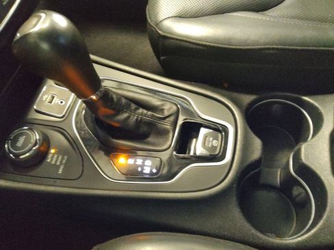 Used 2019 Jeep Cherokee Limited image 26