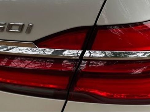 Used 2019 BMW 750i xDrive w/ M Sport Package image 10