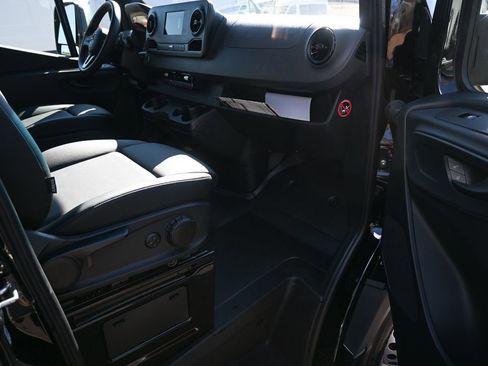 Used 2023 Mercedes-Benz Sprinter 4500 image 17