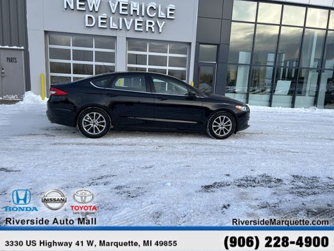 Used 2017 Ford Fusion SE w/ Fusion SE Technology Package image 10