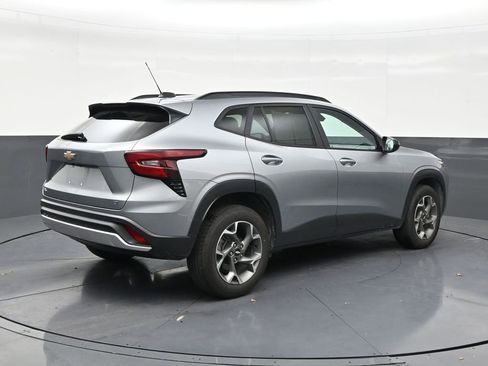 Used 2024 Chevrolet Trax LT w/ Driver Confidence Package image 5