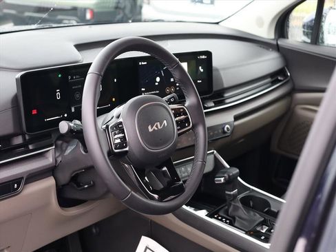 Used 2025 Kia Carnival EX image 6