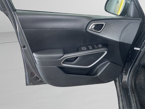 Used 2025 Kia Soul LX w/ LX Technology Package FWD image 12