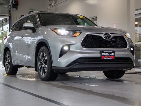 Used 2020 Toyota Highlander XLE AWD/4WD image 2