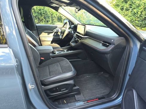 Used 2025 Ford Explorer ST RWD image 28