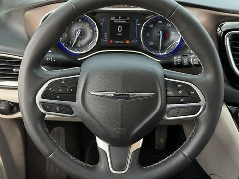 Used 2023 Chrysler Voyager LX image 12