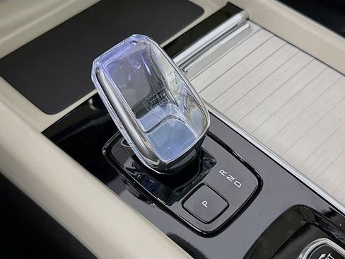 New 2026 Volvo XC60 B5 Ultra w/ Climate Package PRO image 16