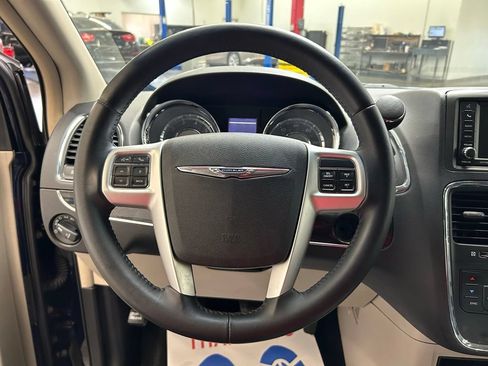 Used 2015 Chrysler Town & Country Touring FWD image 25