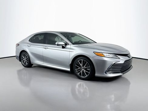 Used 2021 Toyota Camry XLE w/ Navigation Package FWD image 3
