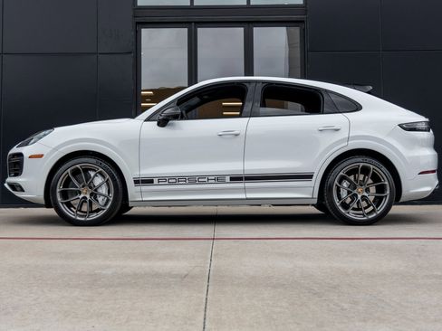 Certified 2020 Porsche Cayenne Turbo image 2