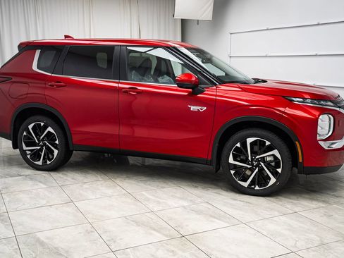New 2025 Mitsubishi Outlander SE image 2