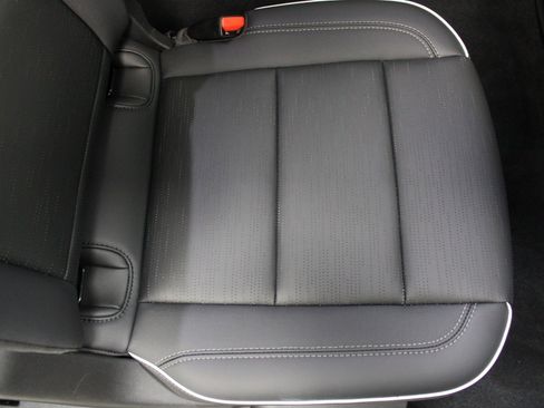 Used 2025 Buick Enclave Sport Touring image 27