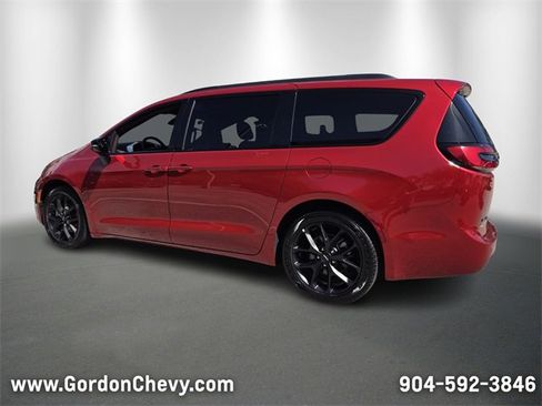 Used 2025 Chrysler Pacifica Limited image 3