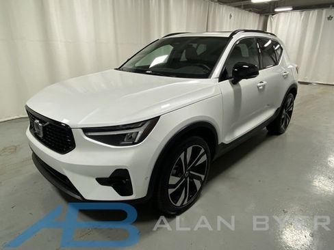Used 2025 Volvo XC40 B5 Plus image 1