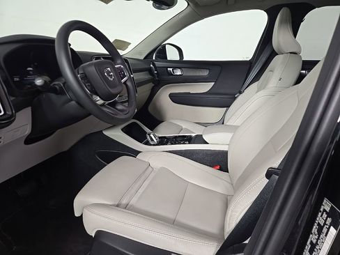 Certified 2024 Volvo XC40 B5 Plus w/ Climate Package image 16