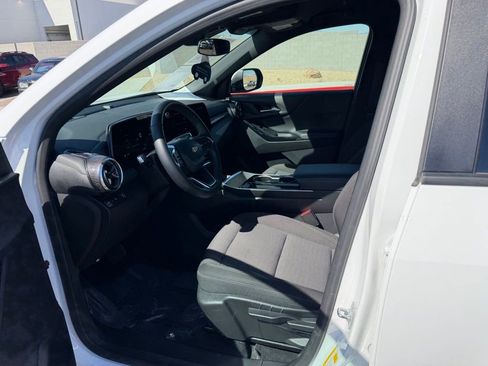 Used 2025 Chevrolet Equinox LT FWD image 11